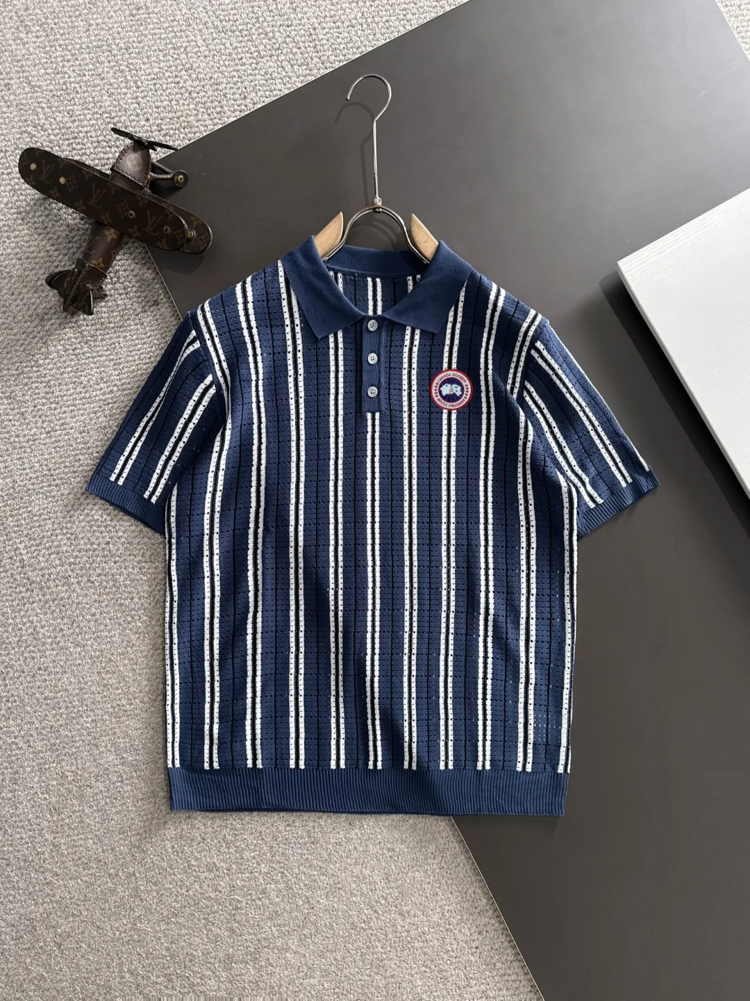 Next day shipment P300 High quality Big Goose 2025 autumn and winter new men's lapel short-sleeved T-shirt Made of combed cotton yarn knitted cotton fabric, pure cotton high-weight special yarn, it feels full of weight when weighed, and the upper body is more textured than ordinary T-shirts. This texture can cope with the weather easily and is suitable for both hot and cold! The pattern on the chest adopts three-dimensional embroidery technology, and is perfectly produced stitch by stitch with reference to the original version! Loose fit design, looks noble. Size: M to XXXL